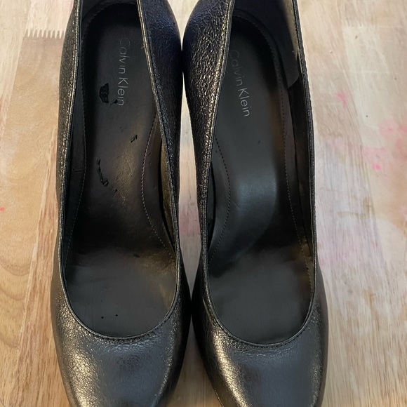 Calvin Klein Women’s Shiny Rounded Toes - Picture 5 of 9